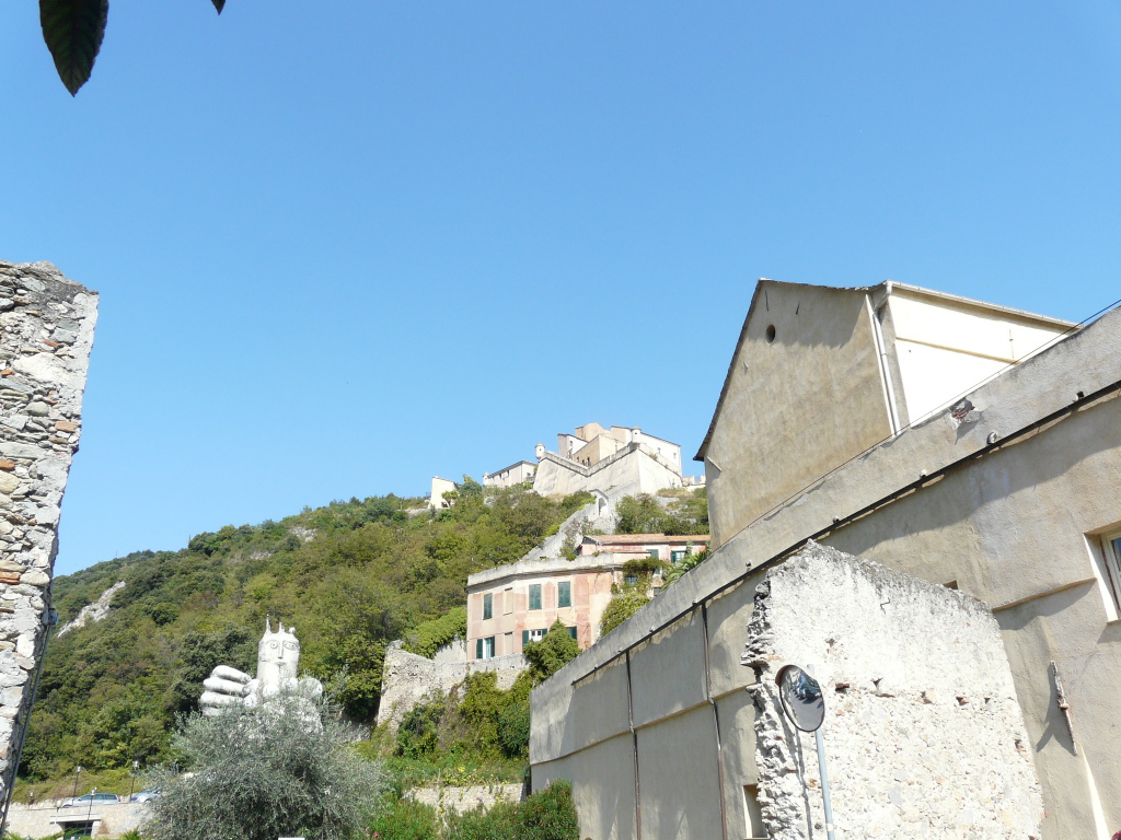 Старинные здания на курорте Финале Лигуре, Италия