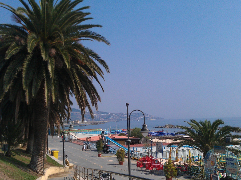 Пальмы на берегу в Сан Ремо, Италия