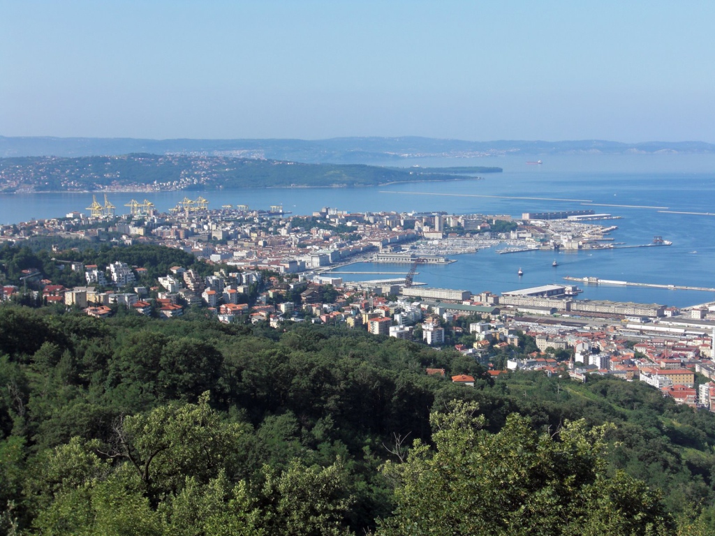 Панорама города на курорте в Триесте, Италия