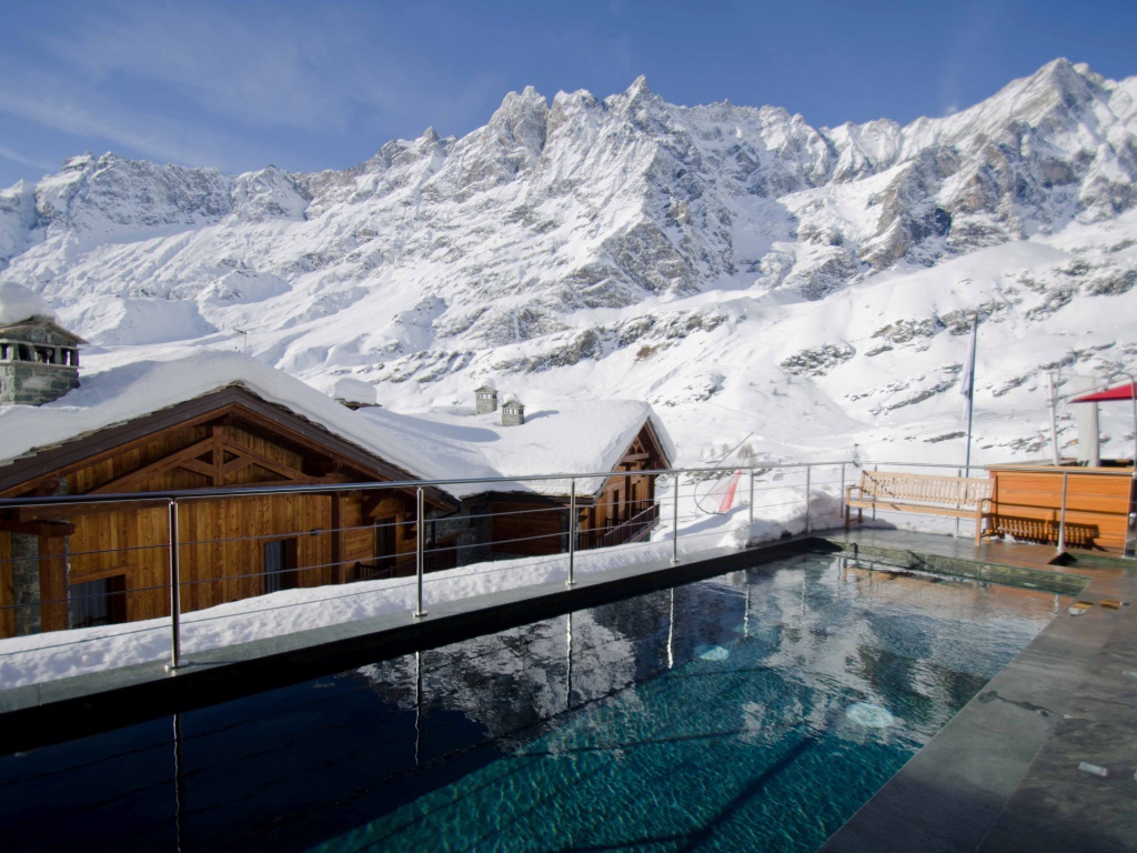 Бассейн в отеле на горнолыжном курорте Червиния, Италия