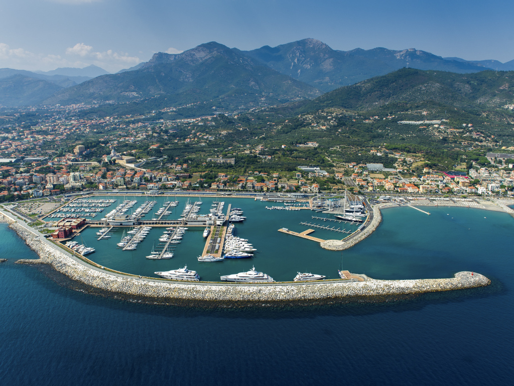 Порт в Лоано, Италия