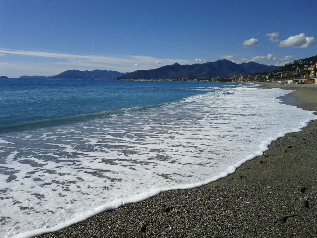 Отдых на пляже на курорте в Пьетра Лигуре, Италия