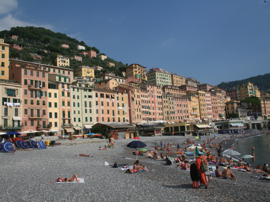 Отдых на пляже на курорте Империя, Италия