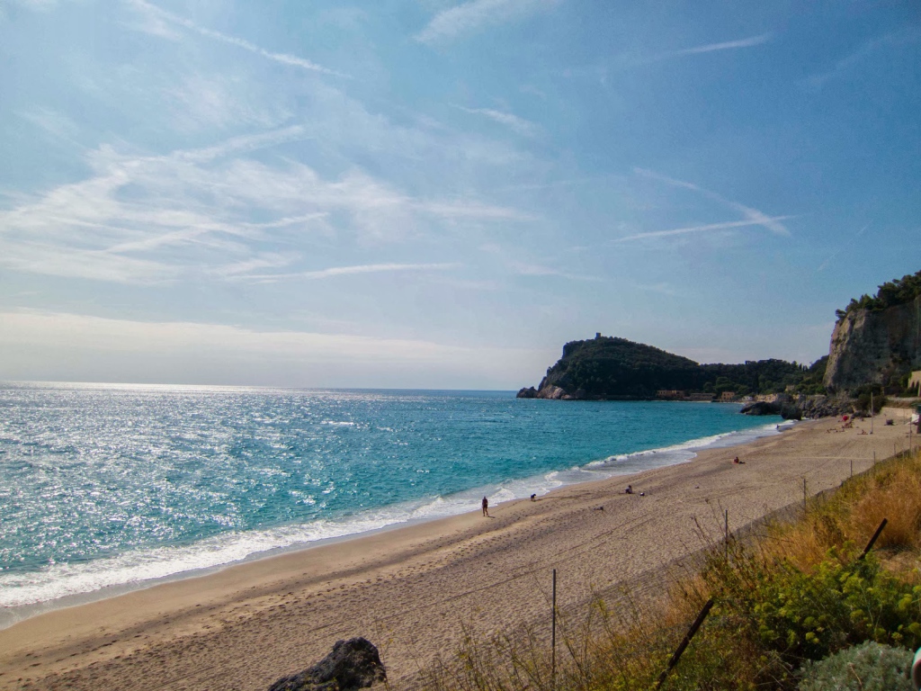 Отдых на пляже на курорте Ноли, Италия