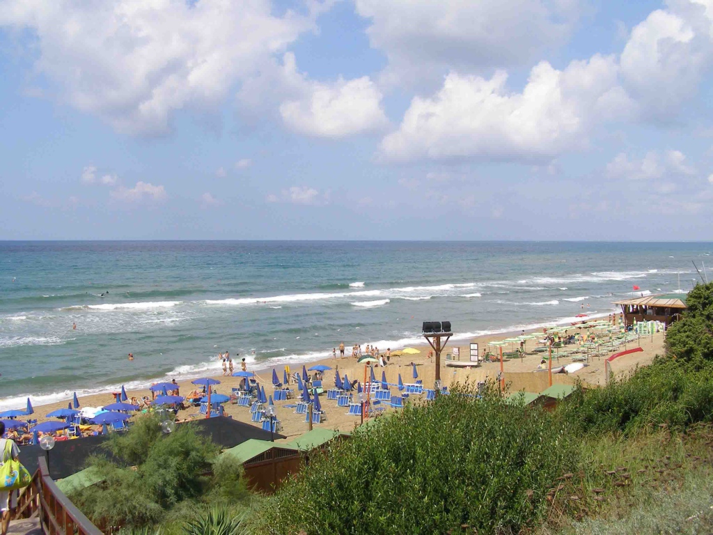 Отдых на пляже на курорте Сабаудия, Италия