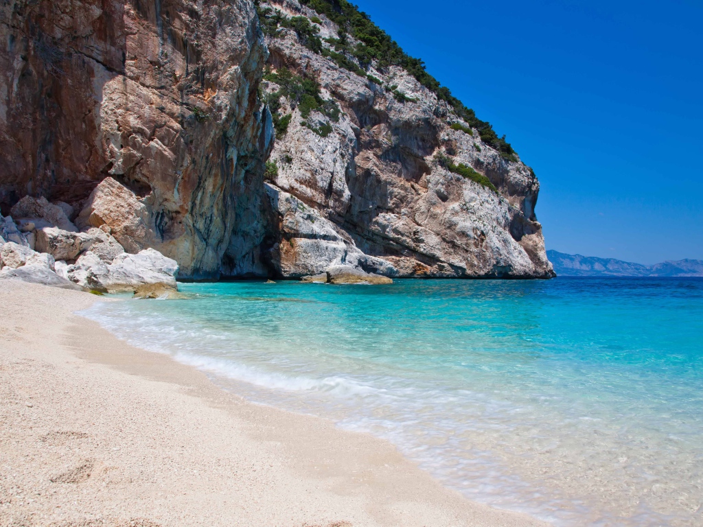 Скала на побережье на курорте Коста Смеральда, Италия