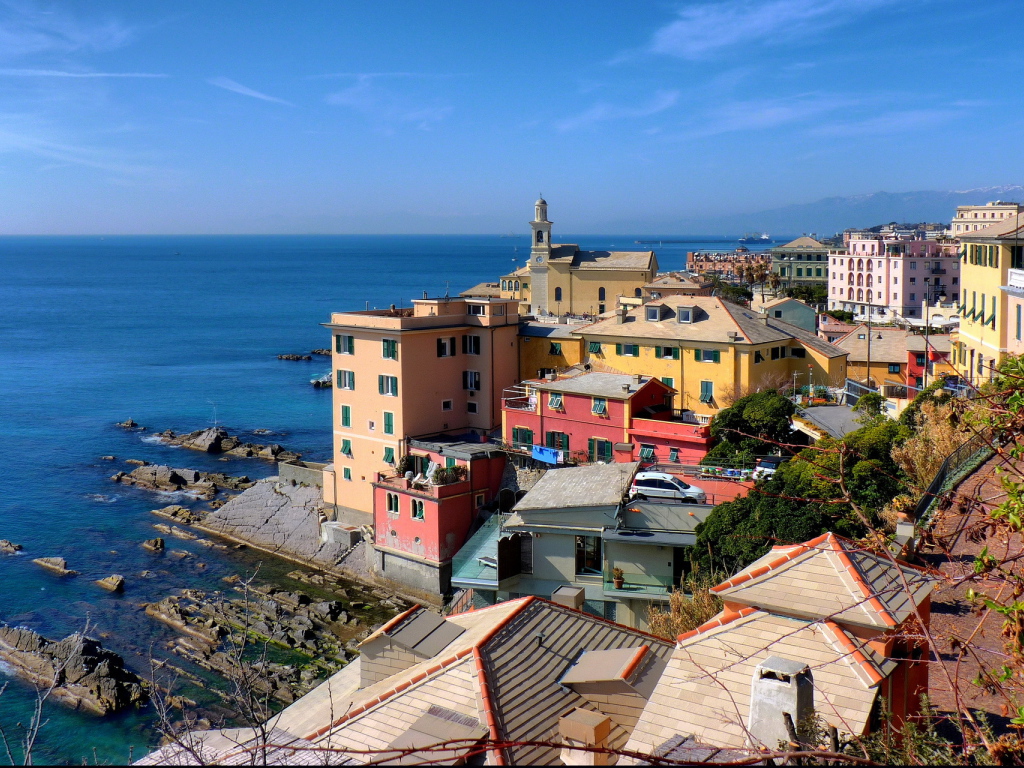 Каменистый берег в Генуе, Италия