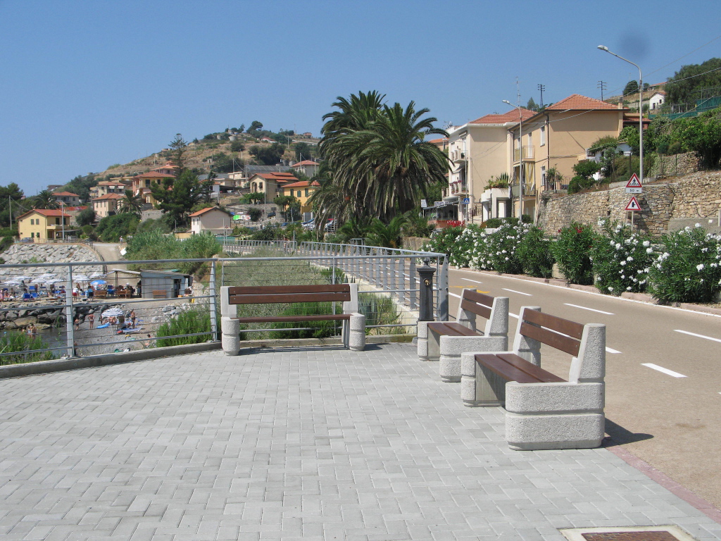 Лавочки на набережной в Санто Стефано аль Маре, Италия