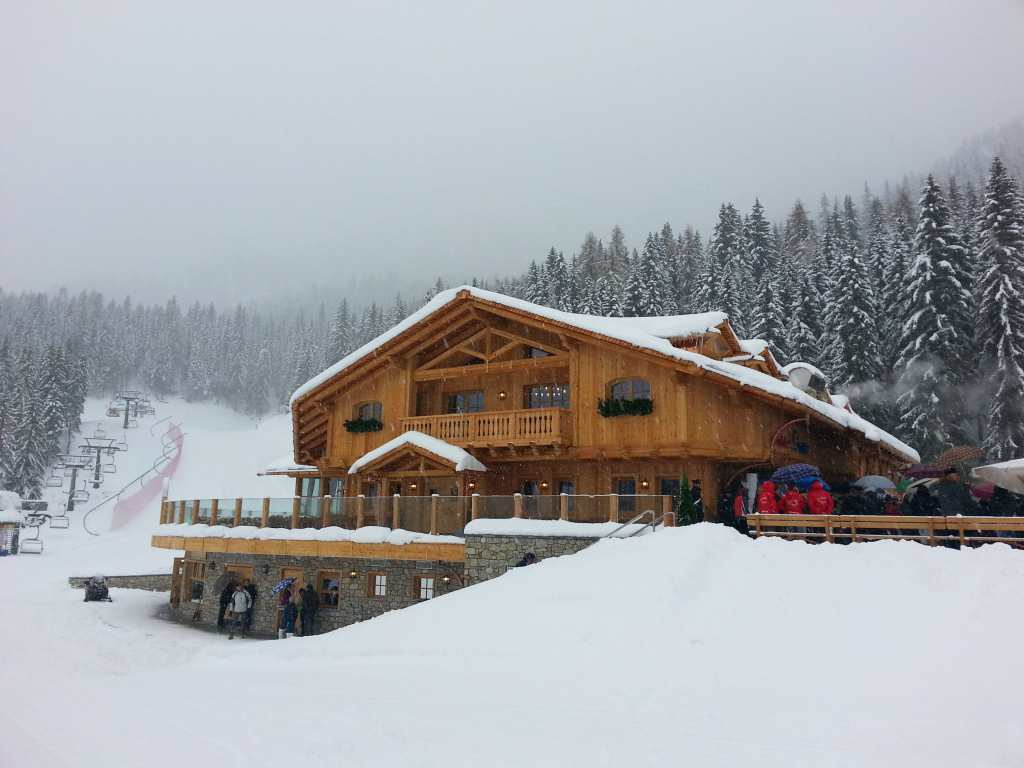 Горнолыжная база на курорте Аллеге, Италия