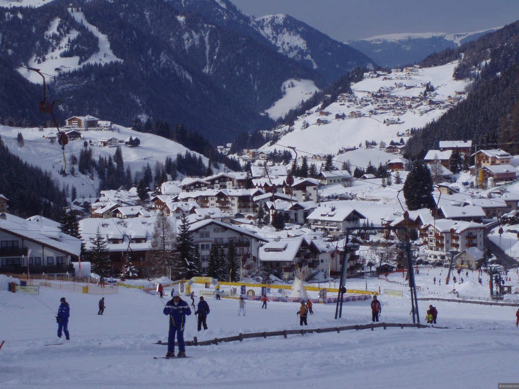 Катание на лыжах на горнолыжном курорте Валь Гардена, Италия