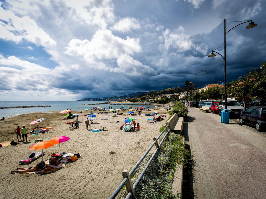 Весенний отдых на пляже в Санто Стефано аль Маре, Италия