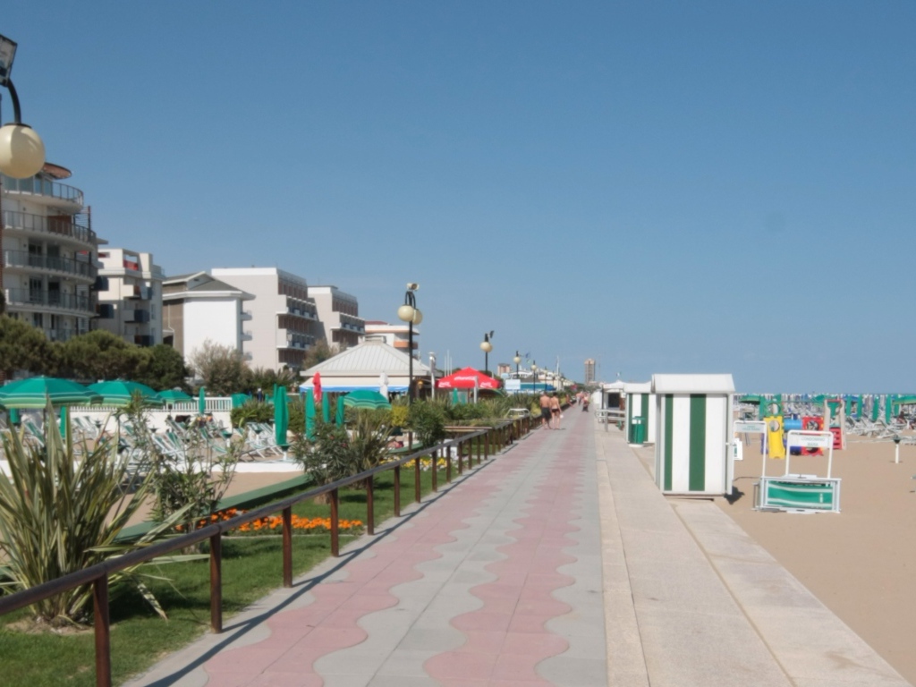 Весенний отдых на пляже на курорте Лидо ди Езоло, Италия