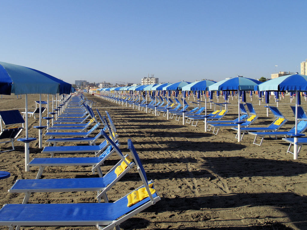 Весенний отдых на пляже на курорте Сан Бартоломео Аль Маре, Италия