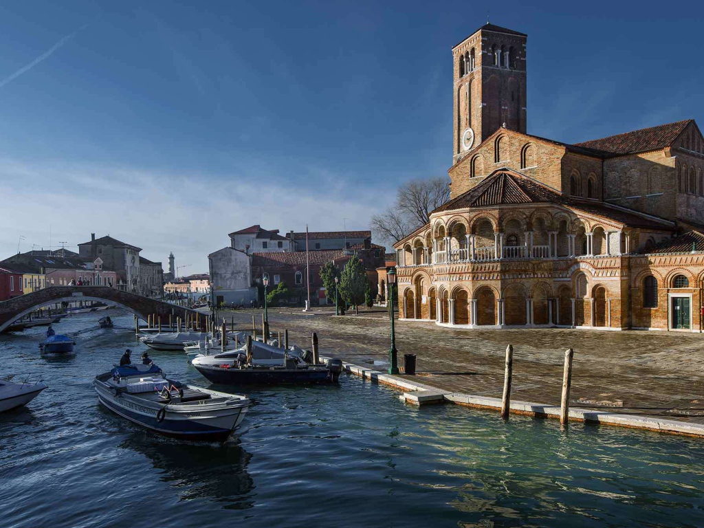 Базилика святой Марии на берегу канала на острове Мурано, Италия