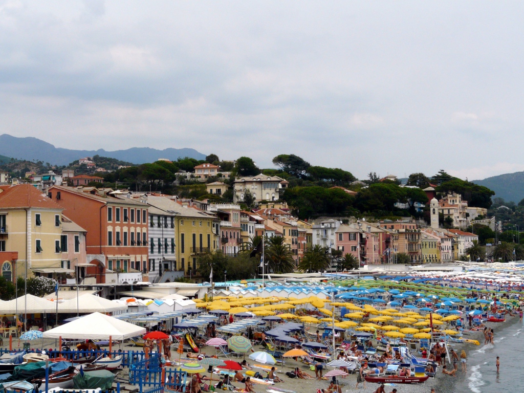 Летний отдых на пляже на курорте Челле Лигуре, Италия