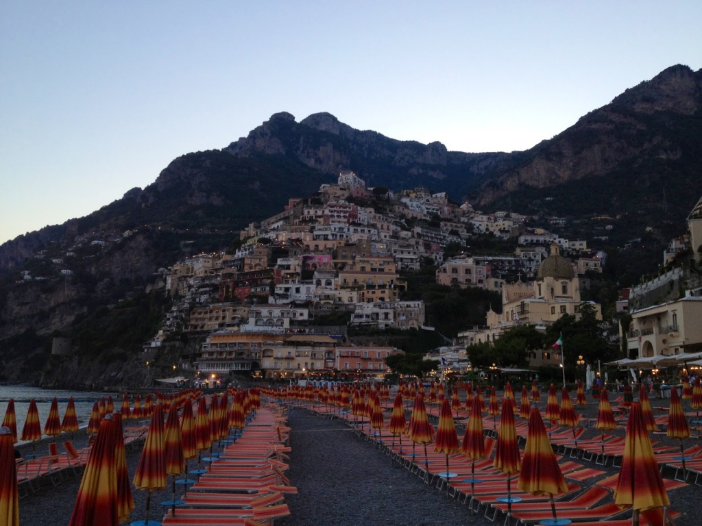 Летний отдых на пляже на курорте Позитано, Италия