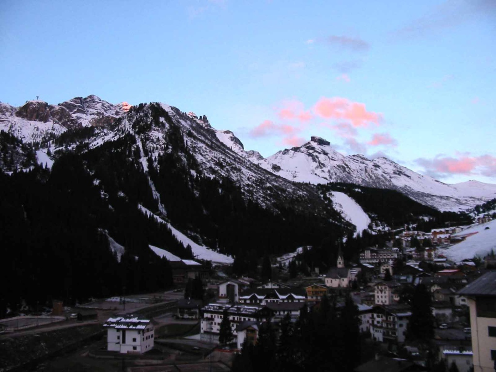 Закат в горах на горнолыжном курорте Арабба, Италия