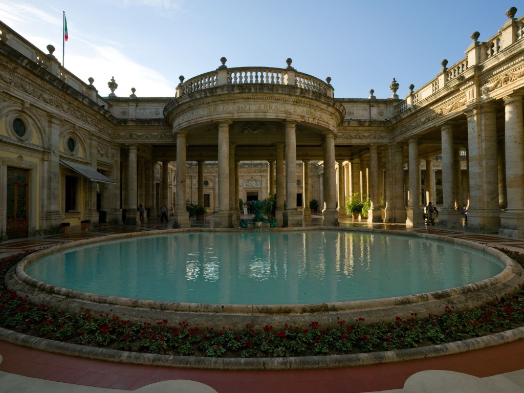 Бассейн на курорте в Монтекатини Терме, Италия