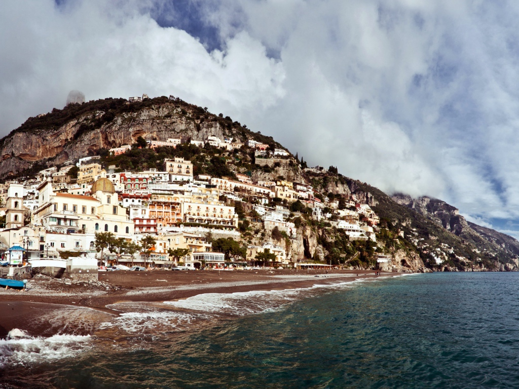 Пляж на курорте Позитано, Италия