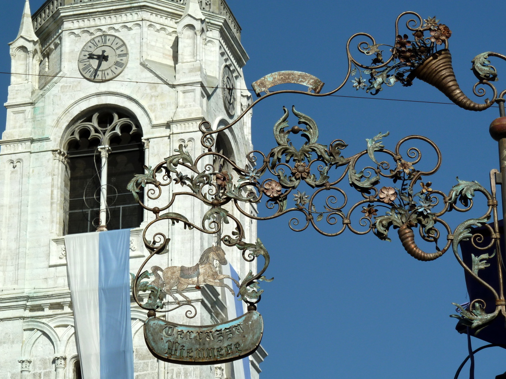 Башня с часами на горнолыжном курорте Кортина д'Ампеццо, Италия