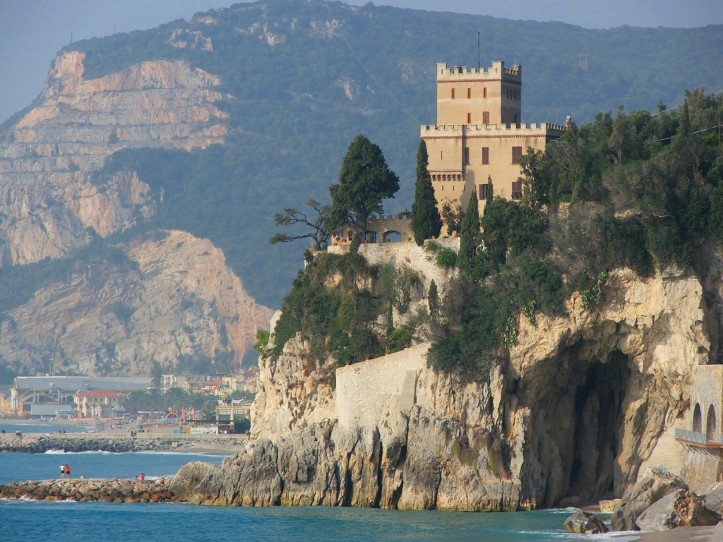 Башня на скале на курорте Финале Лигуре, Италия