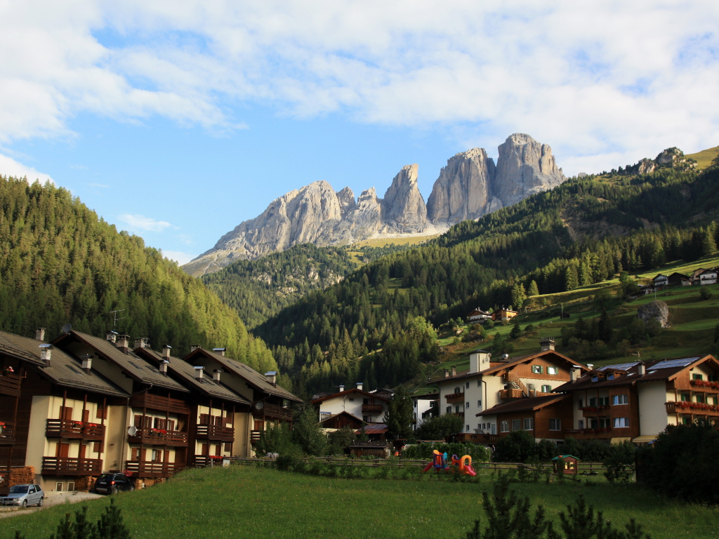 Городские дома на горнолыжном курорте Валь-Ди-Фасса, Италия