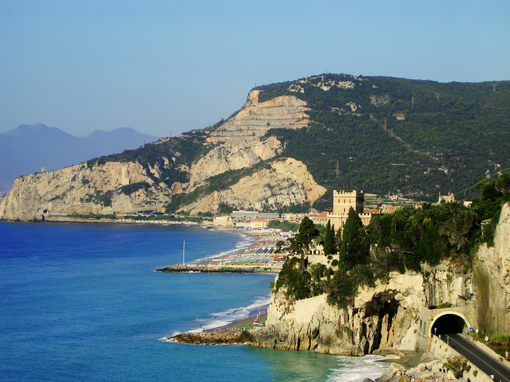 Тоннель в скале на курорте Финале Лигуре, Италия