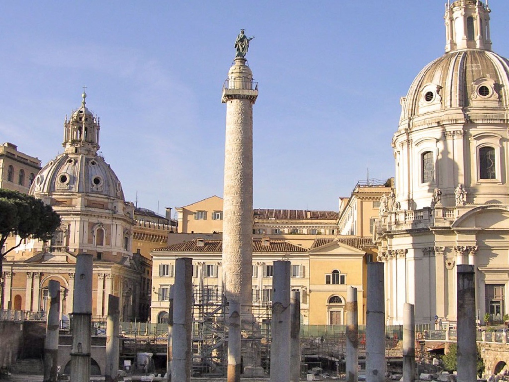 Вид на колонну Траяна в Риме