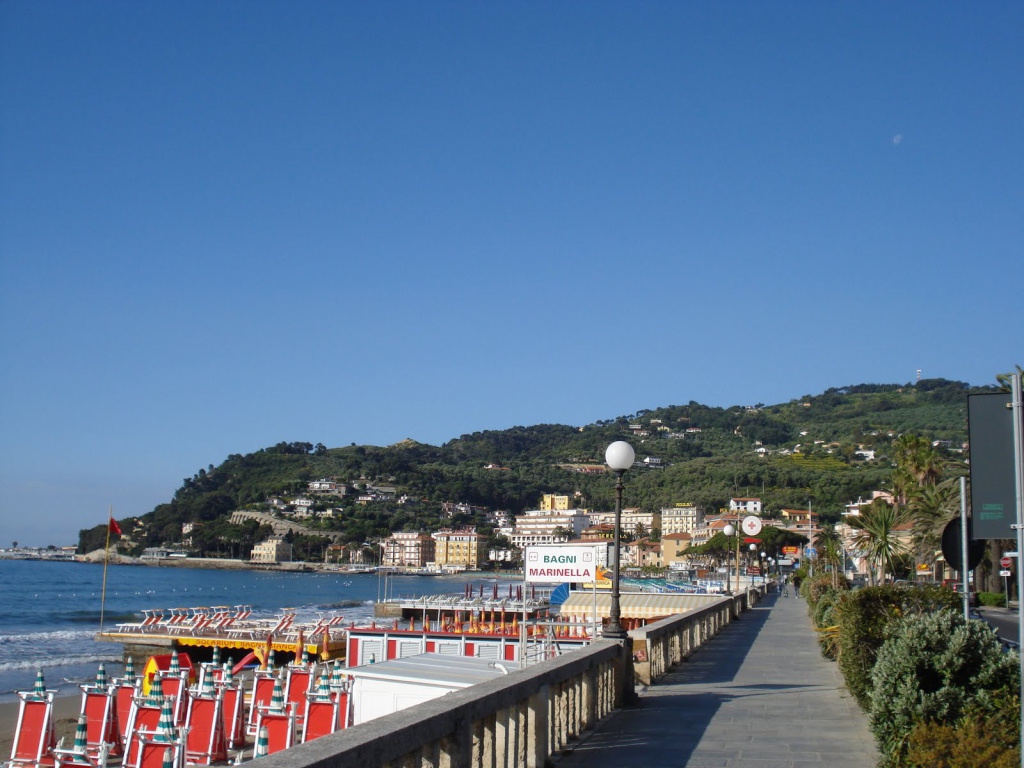 Прогулка по набережной на курорте Диано Марино, Италия