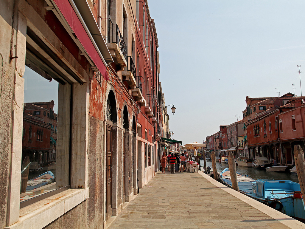 Прогулка по набережной на острове Мурано, Италия