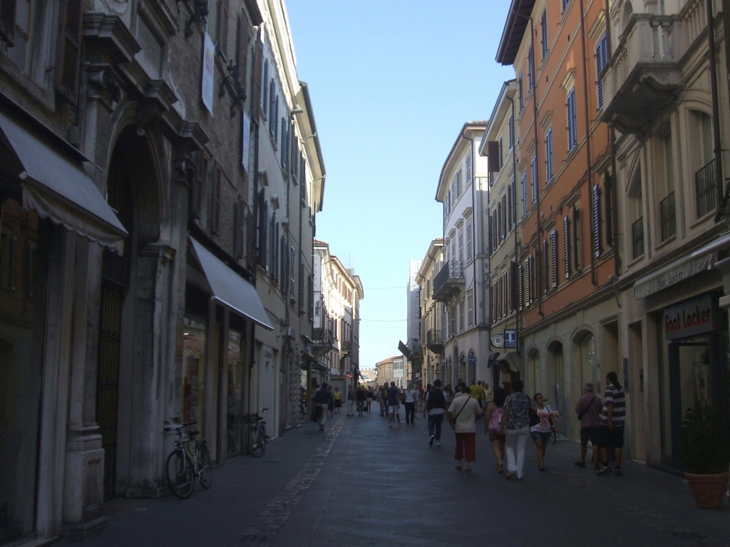 Прогулка по узким улочкам на курорте в Римини, Италия