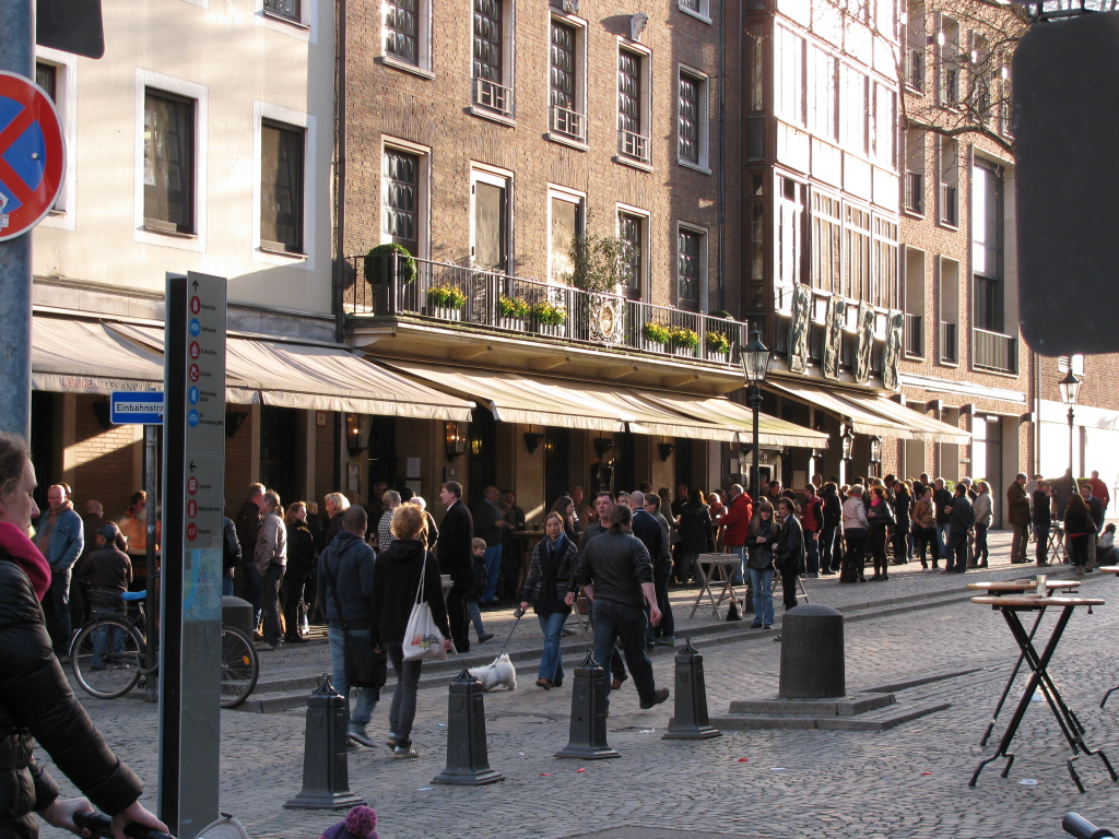 Прогулка по улицам на курорте в Бормио, Италия