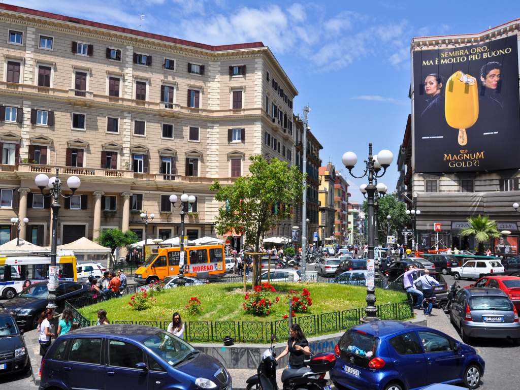 Прогулка по улицам города в Неаполе, Италия