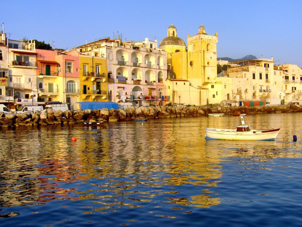 Дома на набережной на острове Искья, Италия