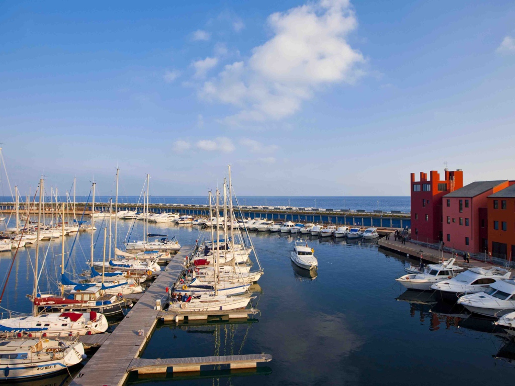 Яхты в порту в Лоано, Италия