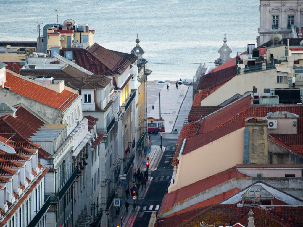 Улица у набережной в Лиссабоне