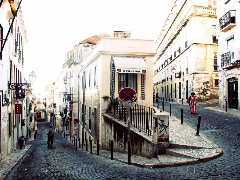 Извилистая улица в Лиссабоне