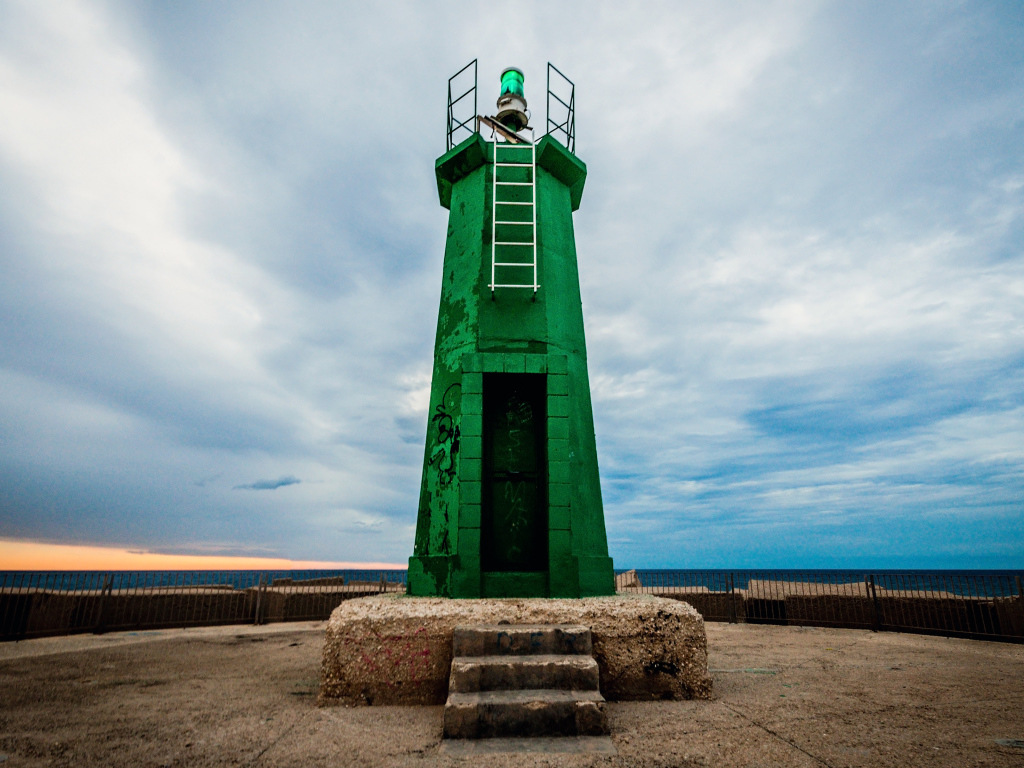 Зелёный маяк в городе Дения, Испания