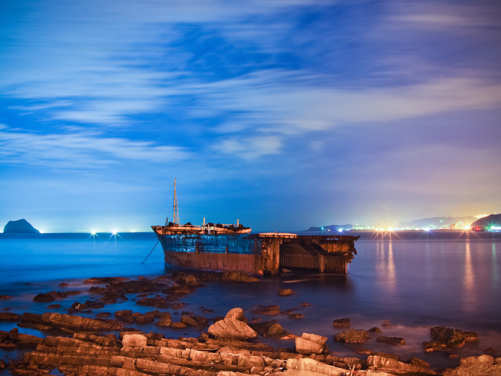 Разрушенная лодка на побережье в Тайвани