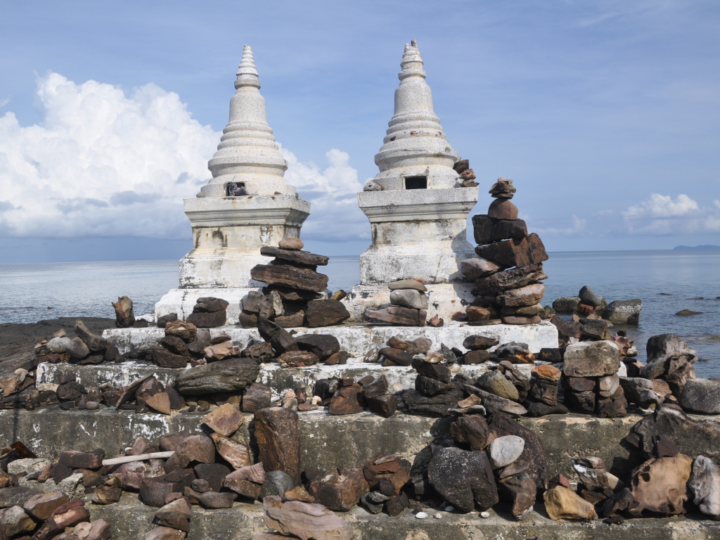 Алтарь на берегу на острове Ко Куд, Таиланд