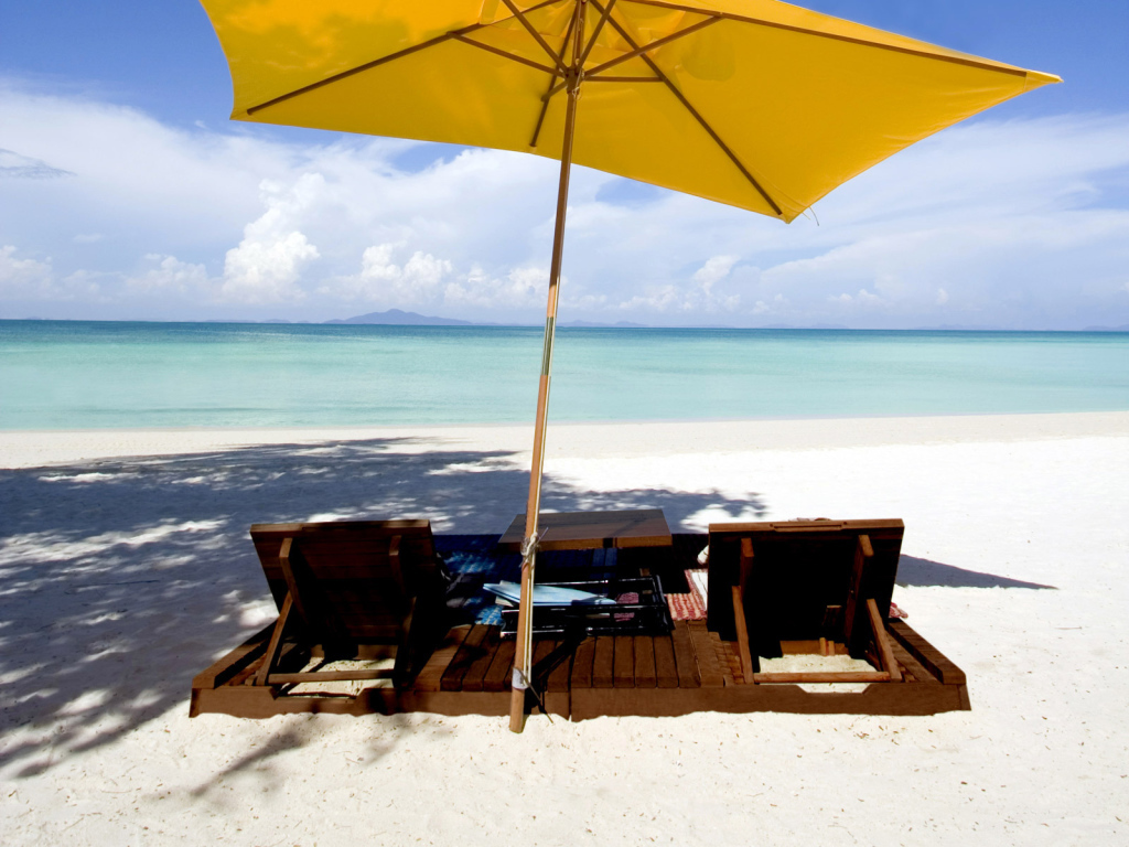 Осенний отдых на пляже на курорте Краби, Таиланд