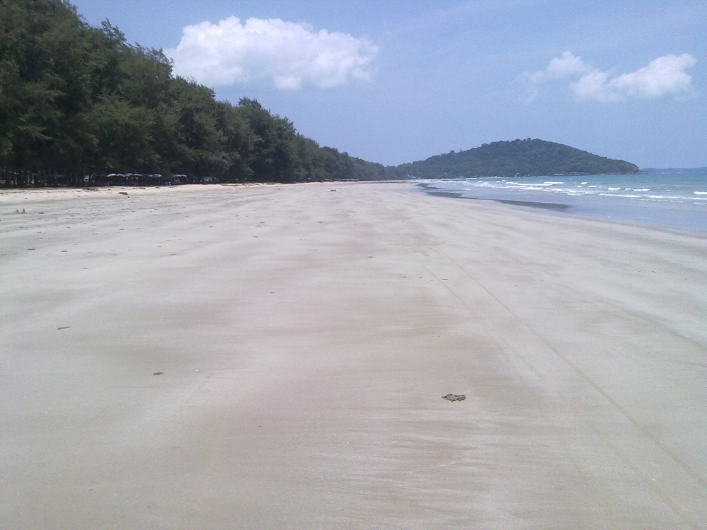 Осенний отдых на пляже на курорте Районг, Таиланд