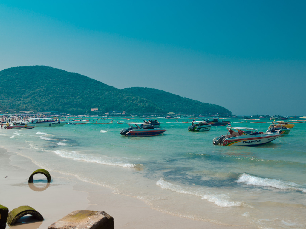 Голубая лагуна на курорте острова Ко Лан, Таиланд