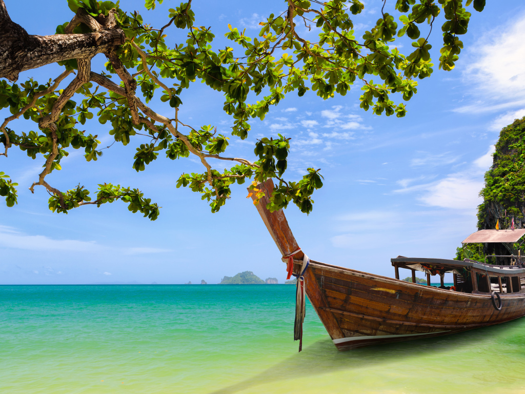 Лодка у берега на курорте Краби, Таиланд