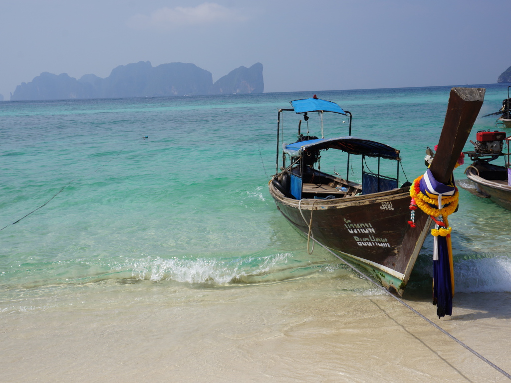 Лодка у берега в Пхукете, Таиланд