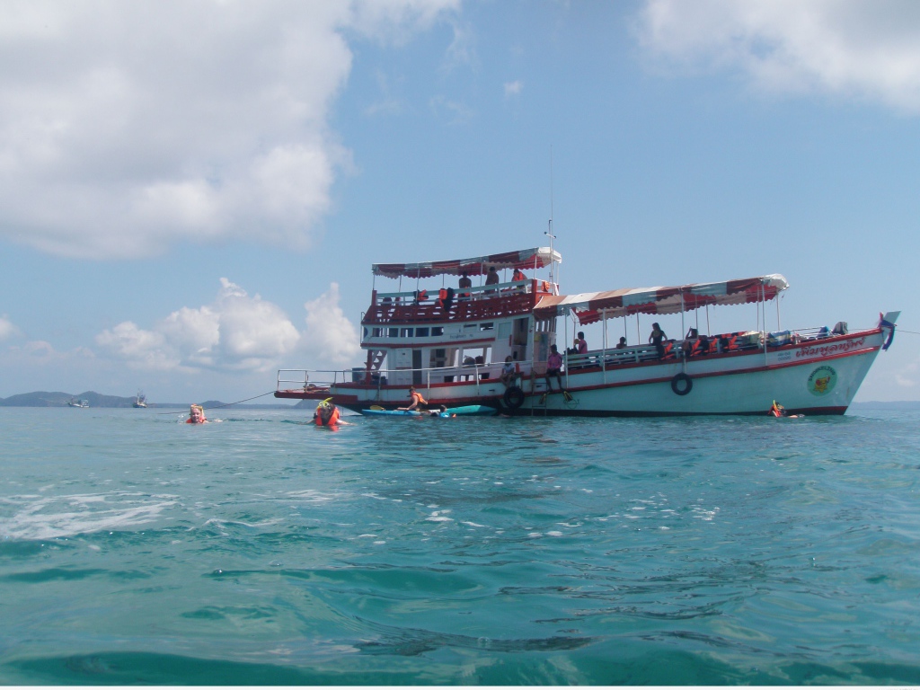 Лодка у побережья на острове Ко Куд, Таиланд