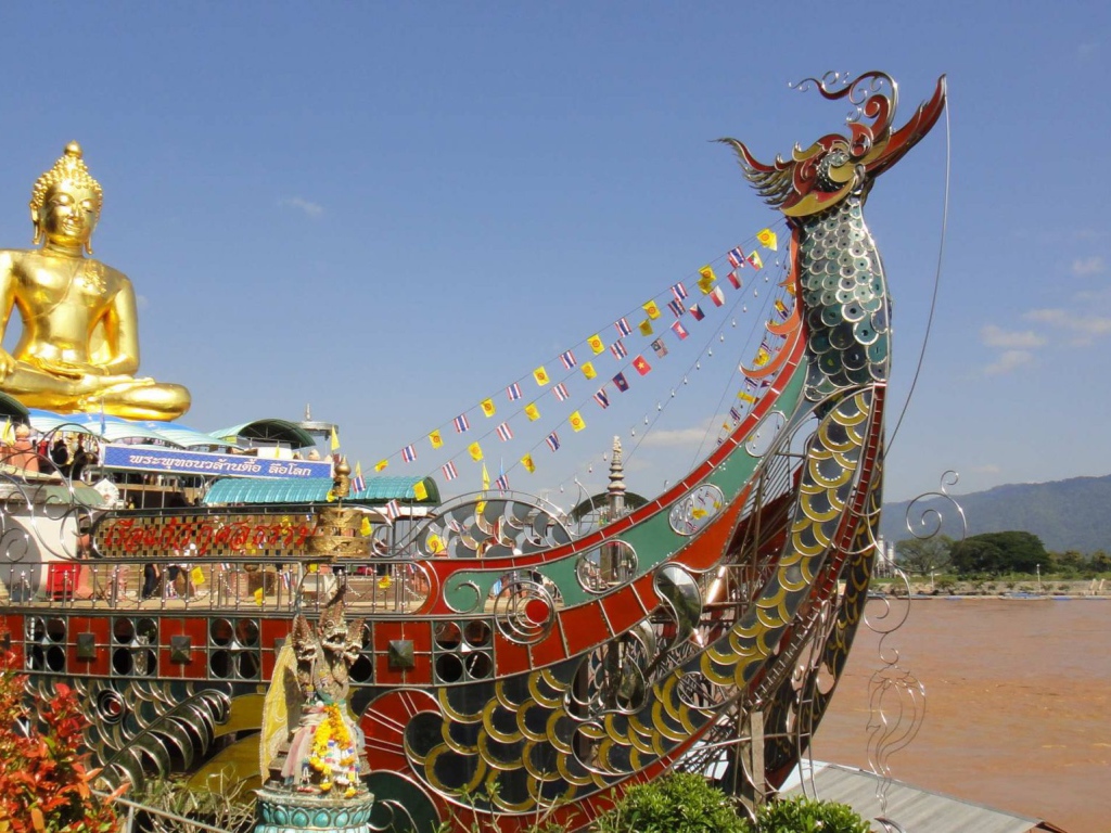 Будда на лодке на курорте Чианг Май, Таиланд