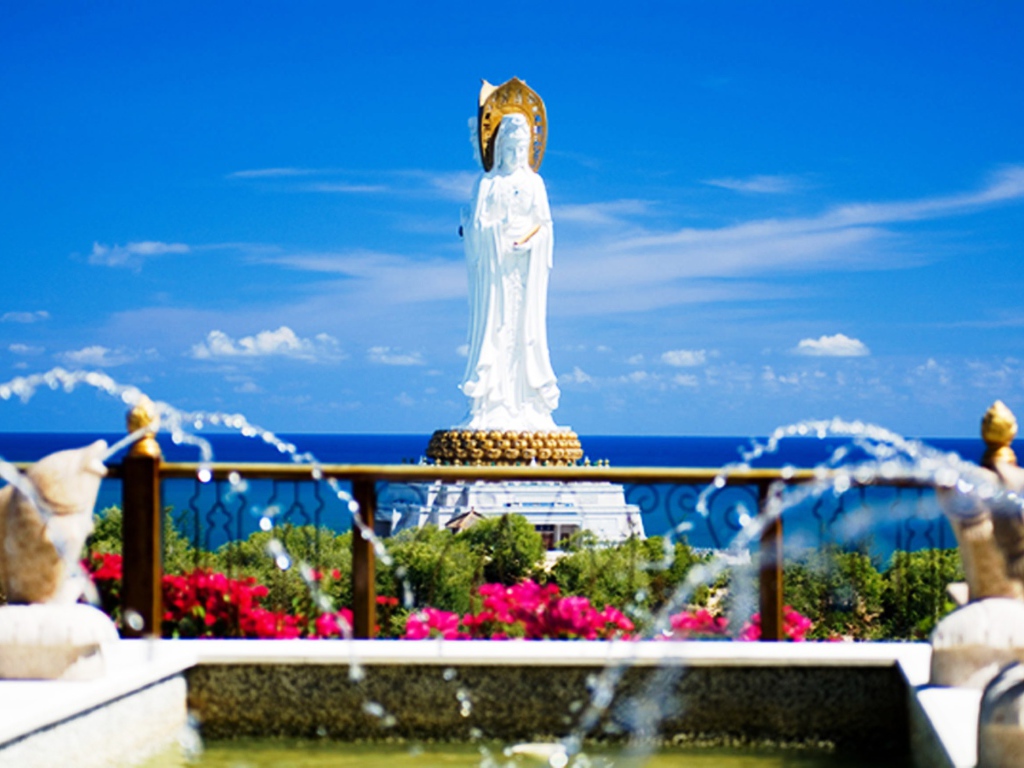 Статуя бога на берегу на острове Самет, Таиланд