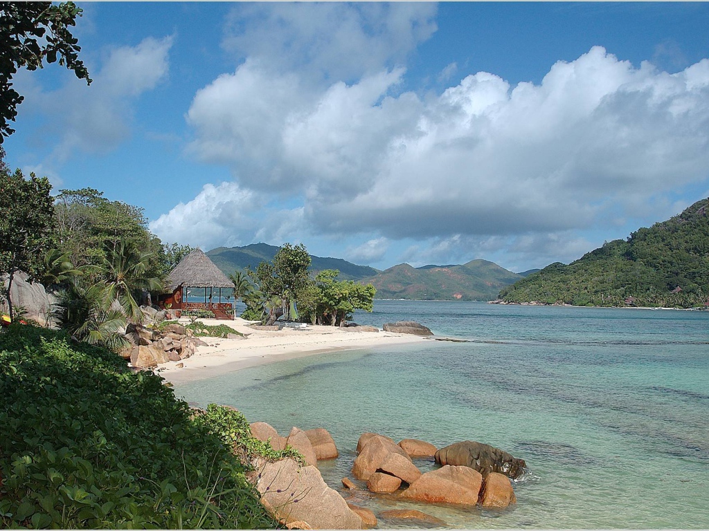 Хижина на побережье на курорте острова Ко Лан, Таиланд