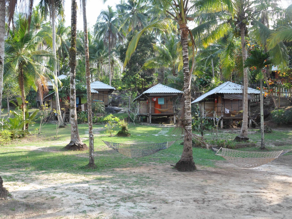 Хижины среди пальм на острове Ко Куд, Таиланд